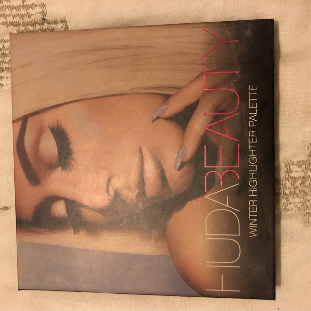 Huda Beauty highlighter palette